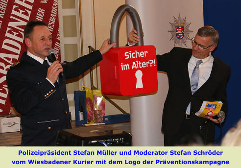 Polizeipräsident Stefan Müller und Moderator Stefan Schröder vom Wiesbadener Kurier mit dem Logo der Präventionskampagne