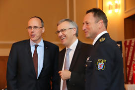 v.l.: Innenminister Peter Beuth, Stefan Schröder vom Wiesbadener Tagblatt, Polizeipräsident Stefan Müller