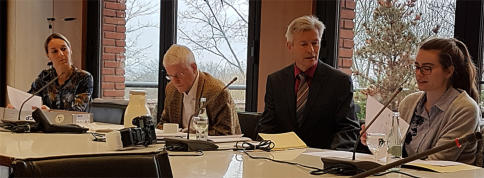 v.l.: Fachkoordinatorin des Polizeipräsidiums Westhessen, Bettina Chrysakopoulos, Geschäftführer Präventionsrat MTK, Peter Nicolay und Jürgen Moog, Theresa Hochstädter von der Jugendarbeit Hofheim - Foto: Fröhlich